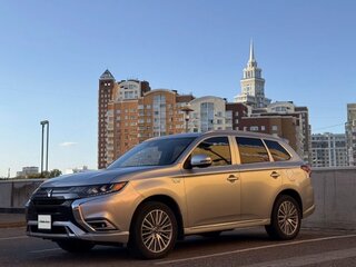 2020 Mitsubishi Outlander PHEV III Рестайлинг 3, серебристый, 4000000 рублей, вид 1