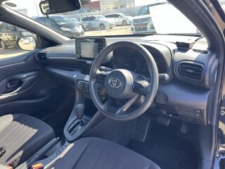 2022 Toyota Yaris IV, чёрный, 850000 рублей, вид 5