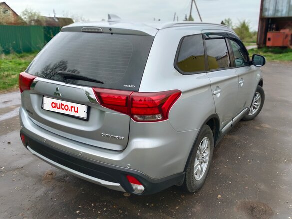 2017 Mitsubishi Outlander III Рестайлинг 2, серебристый, 1760000 рублей - вид 6
