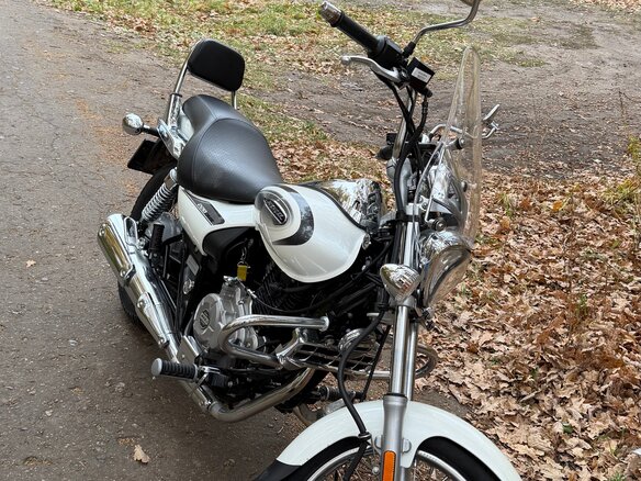 2023 Bajaj Avenger, белый, 220000 рублей - вид 2