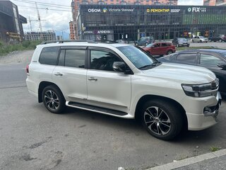 2020 Toyota Land Cruiser 200 Series Рестайлинг 2, белый, 9000000 рублей, вид 2