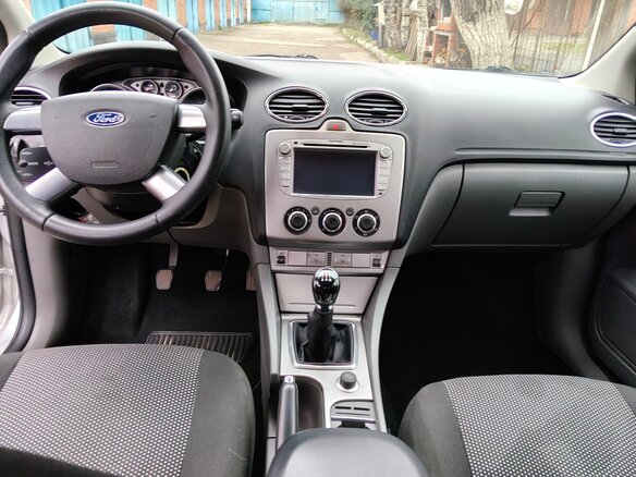 2010 Ford Focus II Рестайлинг, серебристый, 700000 рублей - вид 6