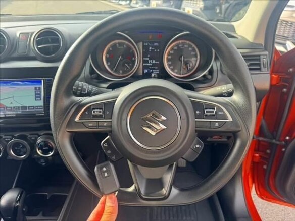 2022 Suzuki Swift V Рестайлинг, оранжевый, 750325 рублей - вид 10