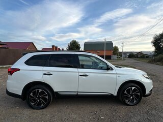 2021 Mitsubishi Outlander III Рестайлинг 3, белый, 2230000 рублей, вид 3