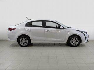 2021 Kia Rio IV Рестайлинг, белый, 1725000 рублей, вид 4