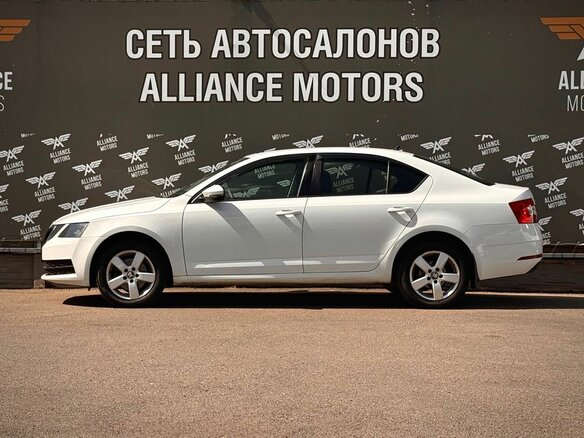 2019 Skoda Octavia III (A7) Рестайлинг, белый - вид 3