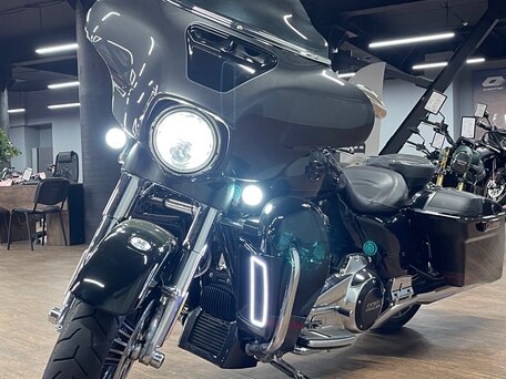 2019 Harley-Davidson CVO Street Glide, серый, 1990000 рублей, вид 4