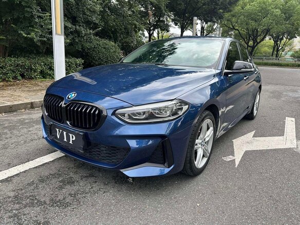 2023 BMW 1 серии 120i III (F52) Рестайлинг, синий, 1430000 рублей - вид 1