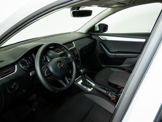 2019 Skoda Octavia III (A7) Рестайлинг, белый, 1790000 рублей, вид 3