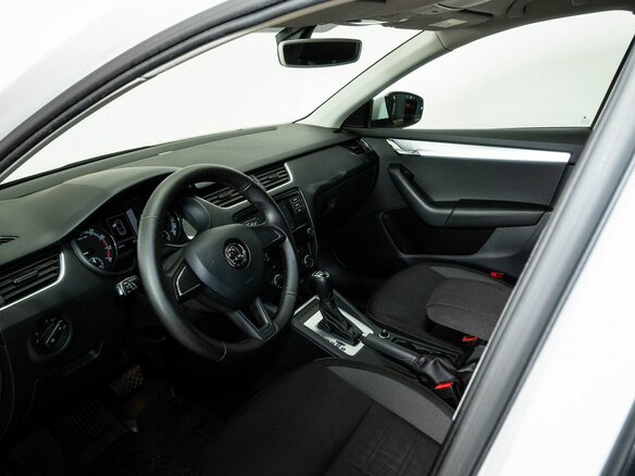 2019 Skoda Octavia III (A7) Рестайлинг, белый, 1730000 рублей - вид 2