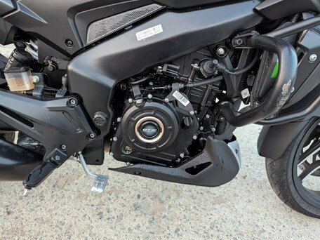 2024 Bajaj Dominar 400, чёрный, 400000 рублей, вид 4