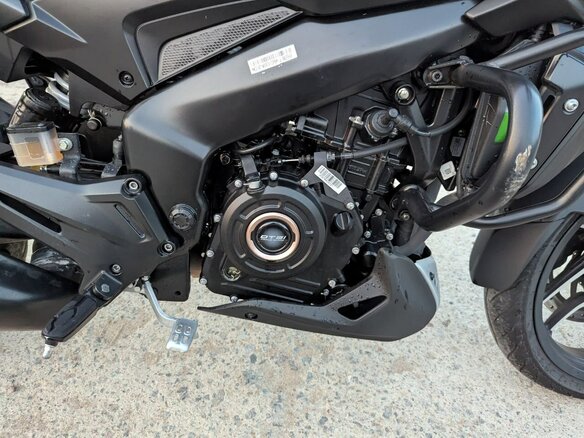 2024 Bajaj Dominar 400, чёрный - вид 3