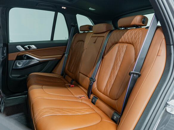 2025 BMW X5 40i IV (G05/G18) Рестайлинг, серый - вид 31