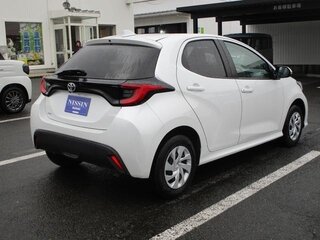 2023 Toyota Yaris IV, белый, 1250000 рублей, вид 4