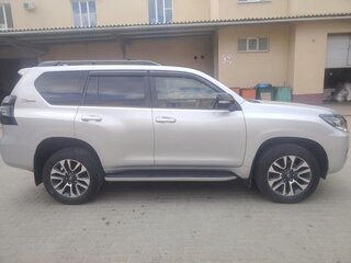 2021 Toyota Land Cruiser Prado 150 Series Рестайлинг 3, серый, 6880000 рублей, вид 2