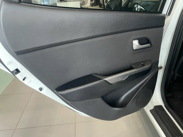 2016 Kia Rio III Рестайлинг, белый - вид 12
