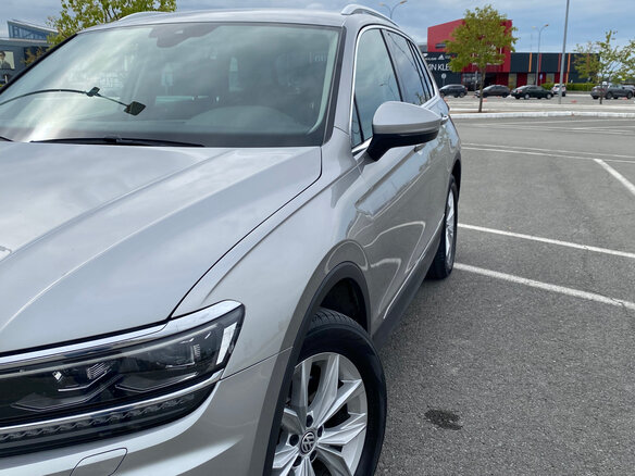 2019 Volkswagen Tiguan II, серебристый, 3100000 рублей - вид 2
