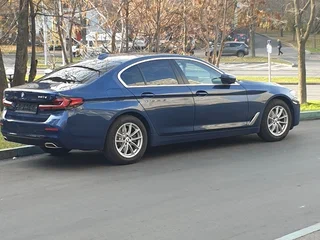 2021 BMW 5 серии 520d xDrive VII (G30/G31/G38) Рестайлинг, синий, 4500000 рублей, вид 3
