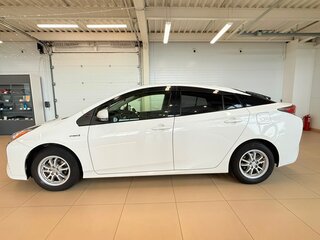 2017 Toyota Prius IV (XW50), белый, 1799900 рублей, вид 3