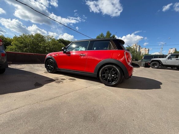 2019 Mini Hatch Cooper III (F55/F56) Рестайлинг, красный, 2280000 рублей - вид 2