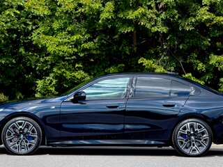 2024 BMW 5 серии 520d xDrive VIII (G60/G61/G68), синий, 7325000 рублей, вид 5