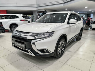 2020 Mitsubishi Outlander III Рестайлинг 3, белый, 1850000 рублей, вид 1