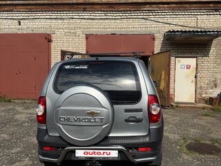 2013 Chevrolet Niva I Рестайлинг, серебристый, 700000 рублей, вид 3