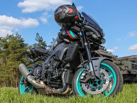 2024 Yamaha MT-10, серый, 1800999 рублей, вид 2
