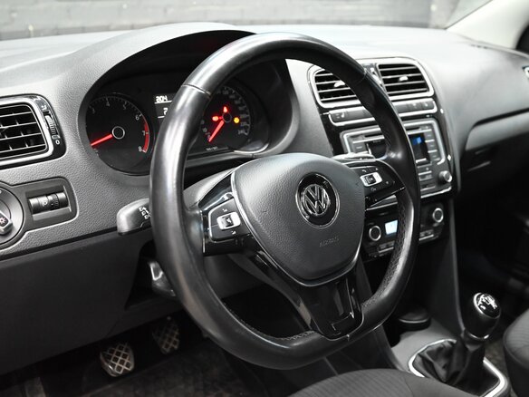 2017 Volkswagen Polo V Рестайлинг, чёрный, 1070000 рублей - вид 12
