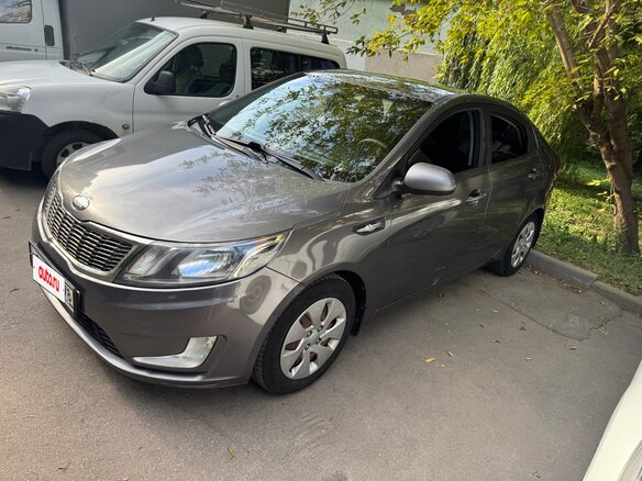 2013 Kia Rio 5-speed III, серый, 660000 рублей - вид 1