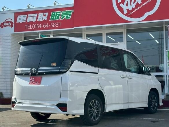 2023 Toyota Voxy IV (R90), белый - вид 7