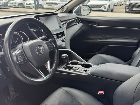 2021 Toyota Camry VIII (XV70) Рестайлинг, белый, 3300000 рублей, вид 4