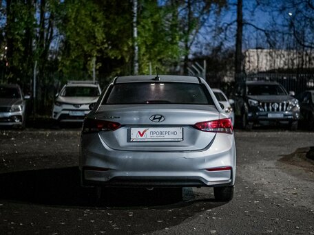 2018 Hyundai Solaris II, серебристый, 690000 рублей, вид 4