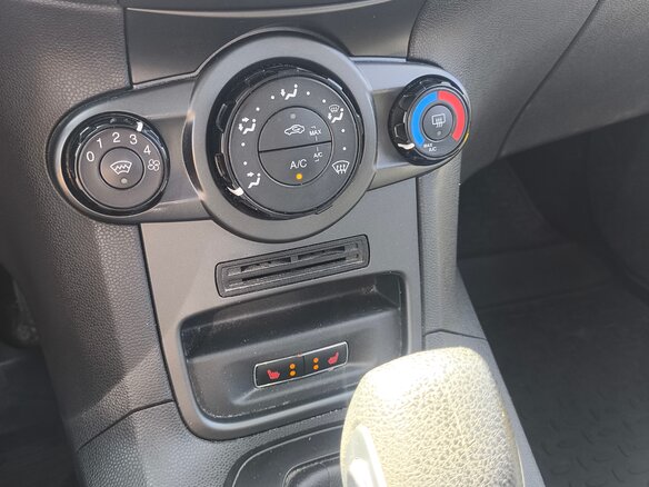 2016 Ford Fiesta Mk6 Рестайлинг, серый, 990000 рублей - вид 9