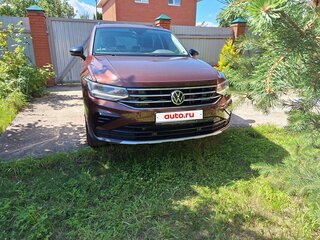 2022 Volkswagen Tiguan II Рестайлинг, коричневый, 3500000 рублей, вид 1