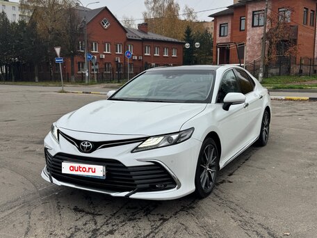 2023 Toyota Camry VIII (XV70) Рестайлинг, белый, 3150000 рублей, вид 1