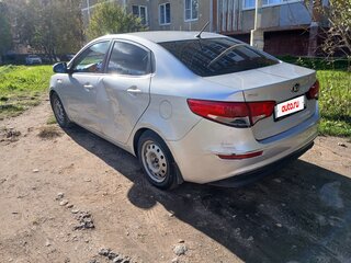 2015 Kia Rio III Рестайлинг, серебристый, 950000 рублей, вид 4
