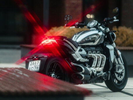 2023 Triumph Rocket 3, серебристый, 2490000 рублей, вид 5