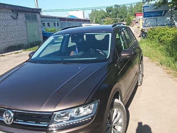 2019 Volkswagen Tiguan II, коричневый, 1700000 рублей - вид 2