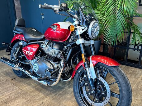 2026 Royal Enfield Super Meteor, пурпурный, 792000 рублей, вид 2