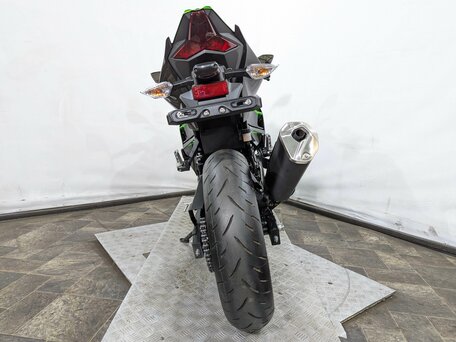 2023 Kawasaki Ninja 400, зелёный, 695000 рублей, вид 4