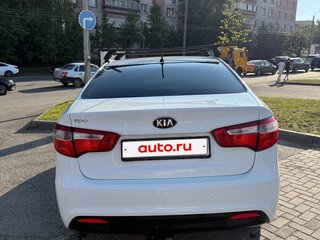 2014 Kia Rio 6-speed III, белый, 750000 рублей, вид 4