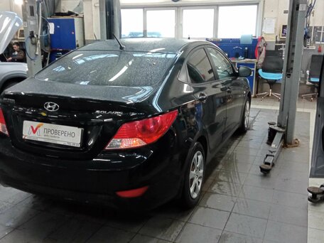 2013 Hyundai Solaris I, чёрный, 635000 рублей, вид 3