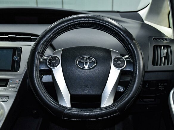 2013 Toyota Prius III Рестайлинг (XW30), фиолетовый - вид 15