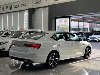 2023 Skoda Octavia IV (A8), белый, 2590000 рублей, вид 4