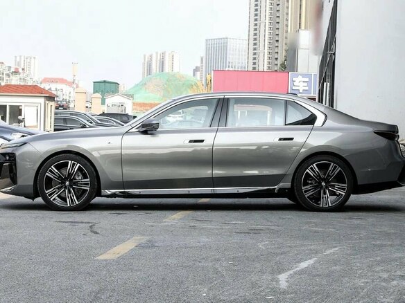 2025 BMW 7 серии 740i xDrive VII (G70), серебристый, 16780000 рублей - вид 5