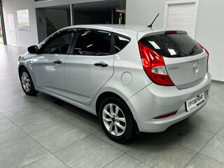 2015 Hyundai Solaris I Рестайлинг, серебристый, 690000 рублей, вид 4