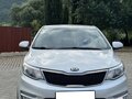 2016 Kia Rio III Рестайлинг, серебристый, 1183000 рублей - вид 1