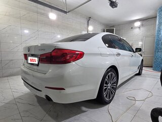 2017 BMW 5 серии 530i VII (G30/G31/G38), белый, 2800000 рублей, вид 3