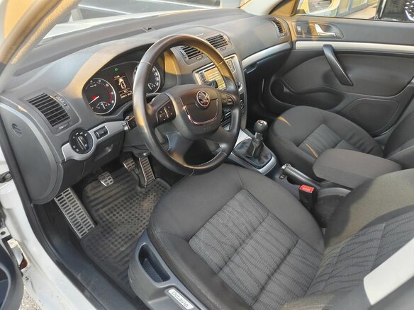 2012 Skoda Octavia II (A5) Рестайлинг, белый, 699000 рублей - вид 4